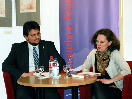Tobias Krull diskutiert mit Andrea von Treuenfeld (Foto: MG)